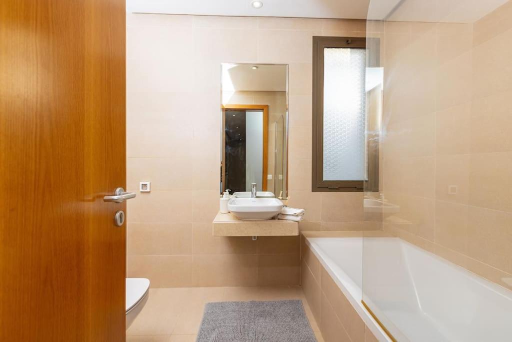 Апартаменти Modern 2Br Retreat In Marina Sale Luxury Living Hajja Екстер'єр фото